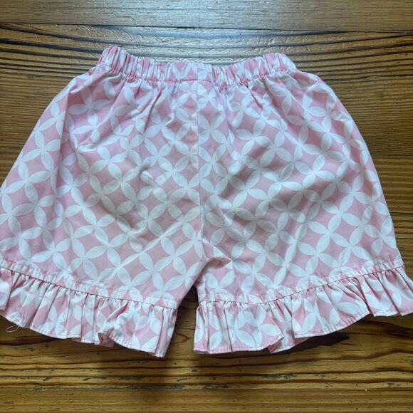 Shrimp & Grits Kids pink geometric ruffle trim girls shorts SIZE 2T - Picture 1 of 4